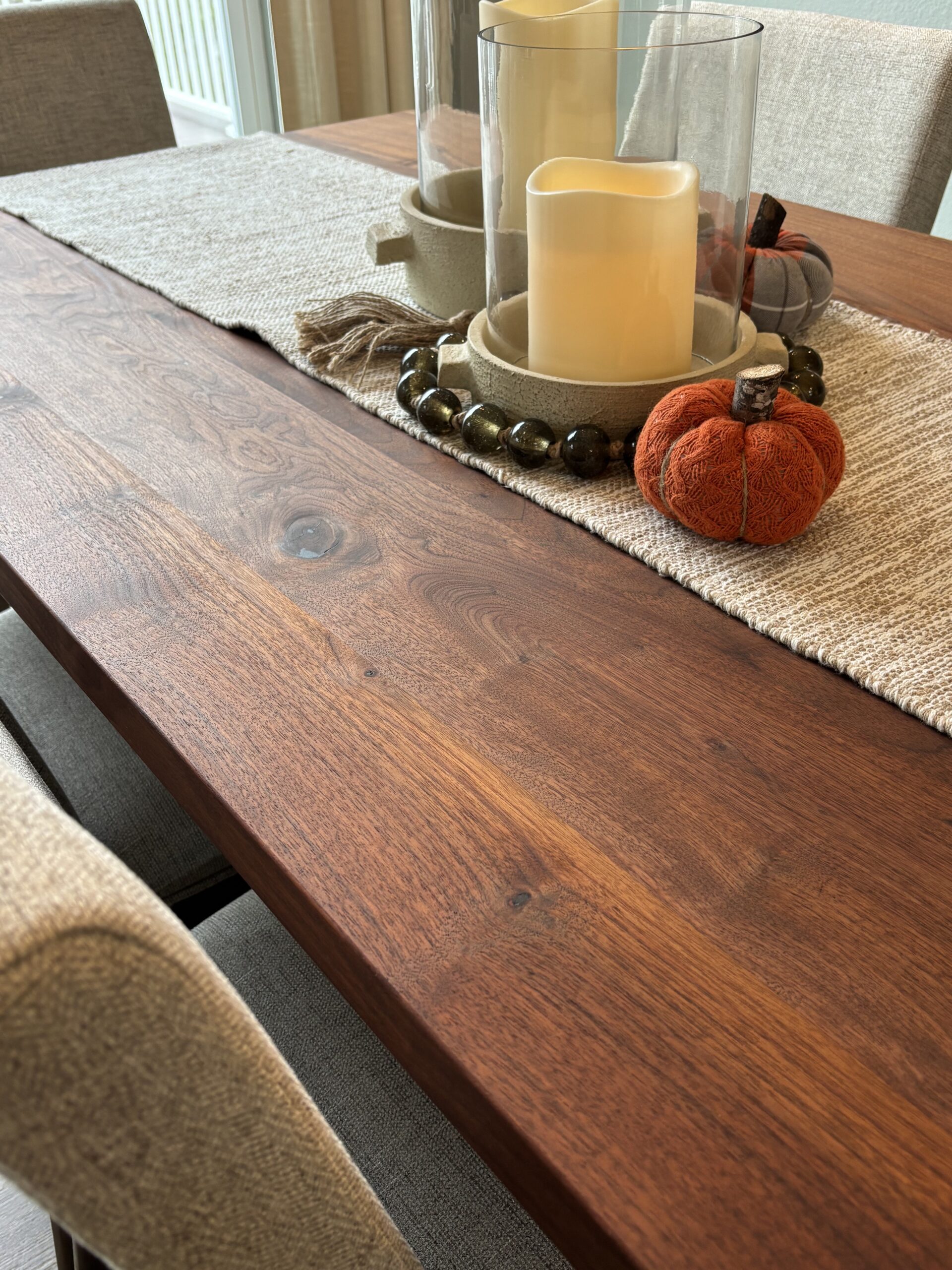 Massiver Nussbaumtisch mit Trestle-Gestell